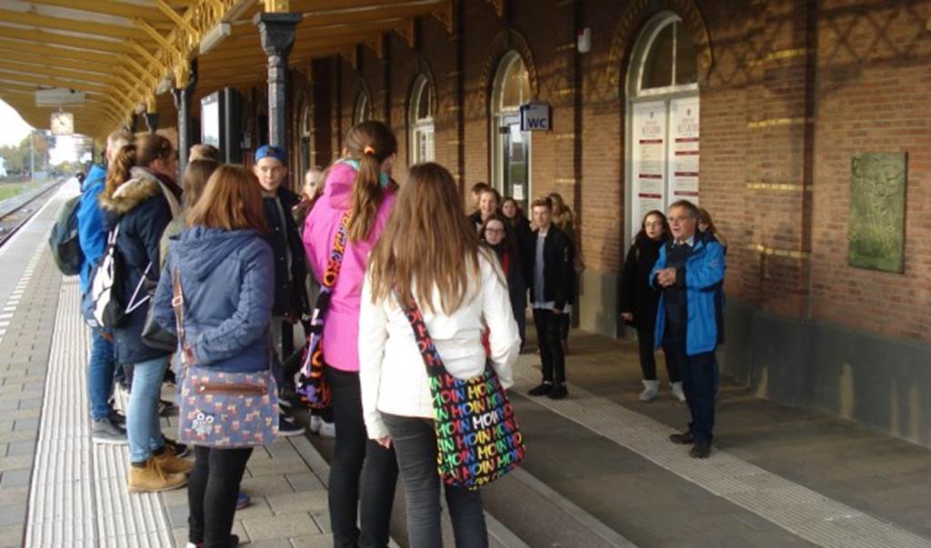 Bij de plaquette op het station, die herinnert aan de deportatie van Joden in WO II.  